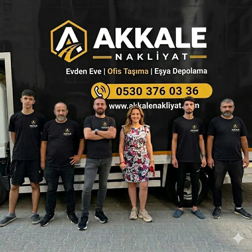 Akkale Nakliyat ekibi markalı taşıma aracının önünde